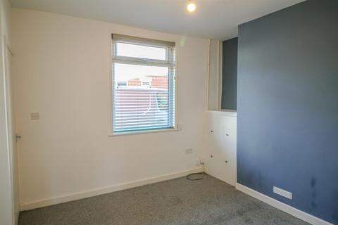 2 bedroom end of terrace house to rent, Moor Street, Mansfield