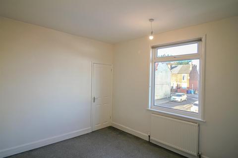 2 bedroom end of terrace house to rent, Moor Street, Mansfield