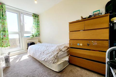 3 bedroom apartment to rent, Flat 36, Cam Court, Bibury Close, London