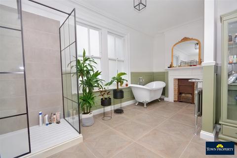 5 bedroom end of terrace house for sale, Elms Avenue, Eastbourne