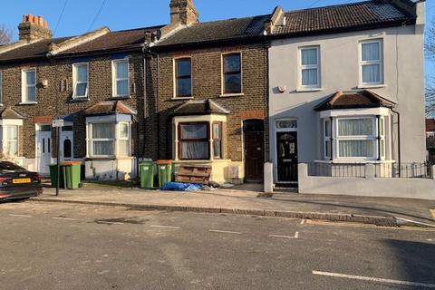 4 bedroom terraced house to rent, Fabian Street, London