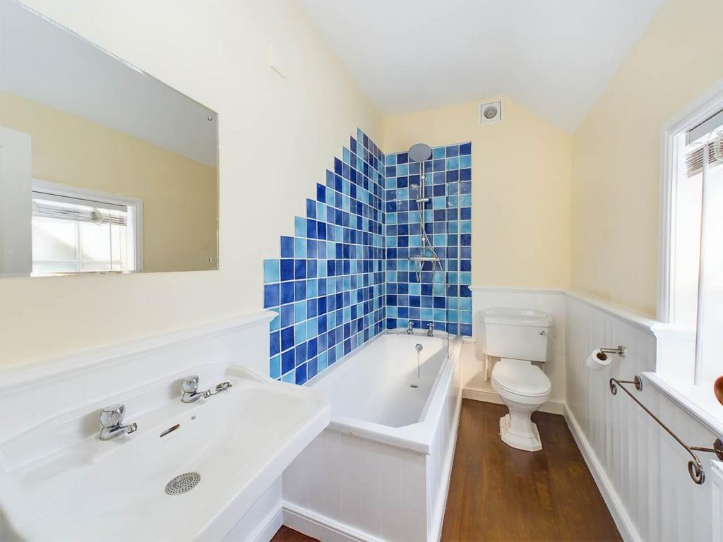 Bumble cottage bathr