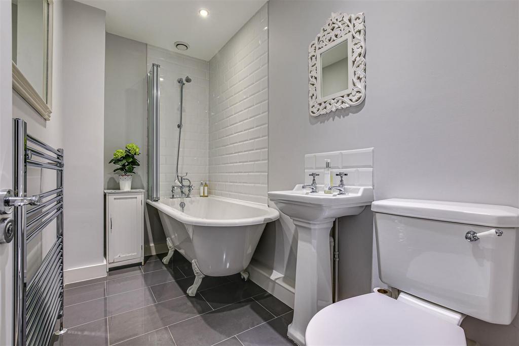 19 Bathroom.jpg