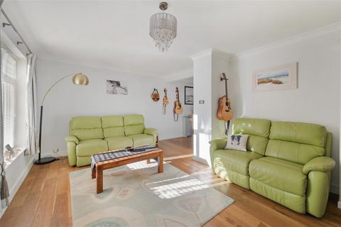 7 Thornfield Road, Banstead, SM7 2HX
