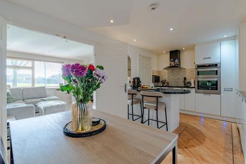 1 Denley Close, Bishops Cleeve, Cheltenham, GL52 8EG
