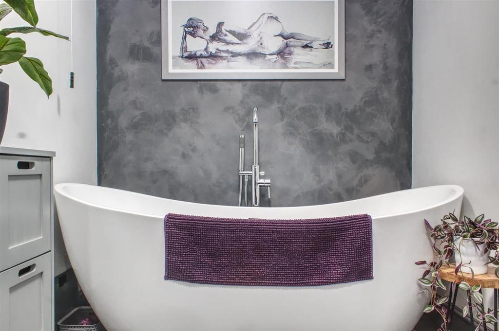 Bathroom 2.jpg