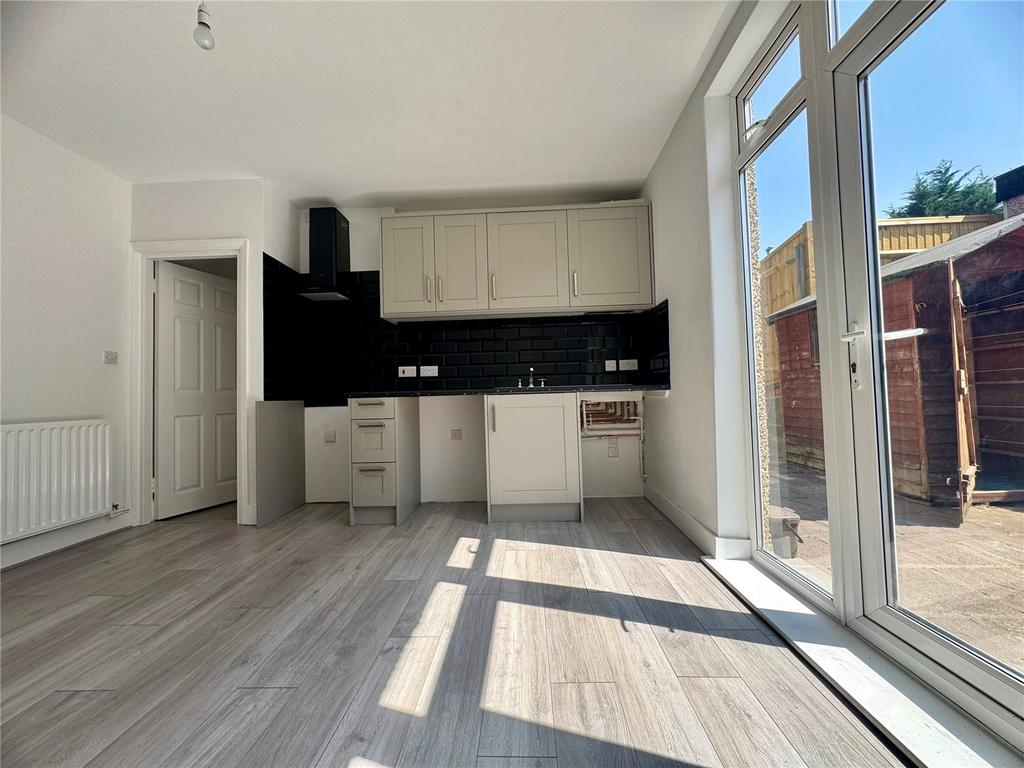 Picture of Pound Street, Carshalton, Surrey, SM5 1 bed apartment - £1,150 pcm (£265 pw)
