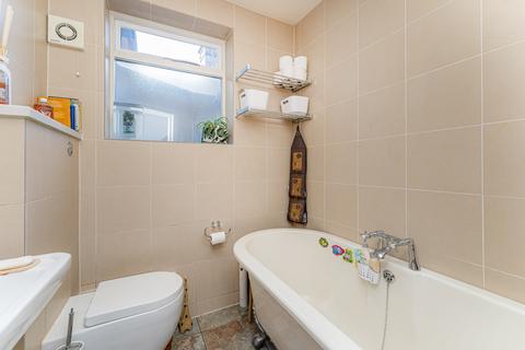 2 bedroom flat for sale, Whittington Road, London N22