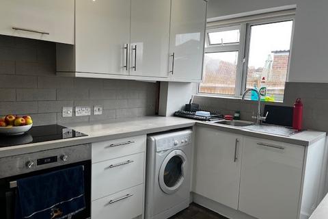 2 bedroom ground floor maisonette to rent, St. Philips Avenue, Worcester Park KT4