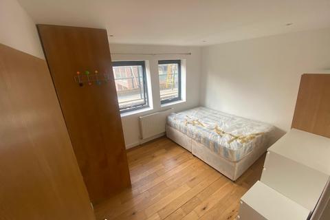 3 bedroom flat to rent, Broadway, London W13