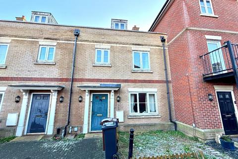 4 bedroom townhouse to rent, Lockwell Road, Dagenham RM10