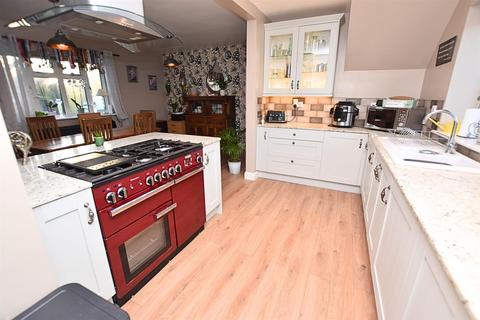 4 bedroom semi-detached house for sale, St Helens Crescent, Brigsley DN37