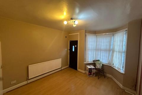 5 bedroom terraced house to rent, Althorp Road, Luton