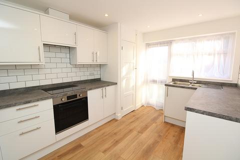 2 bedroom apartment to rent, Brockley Crescent, RM5