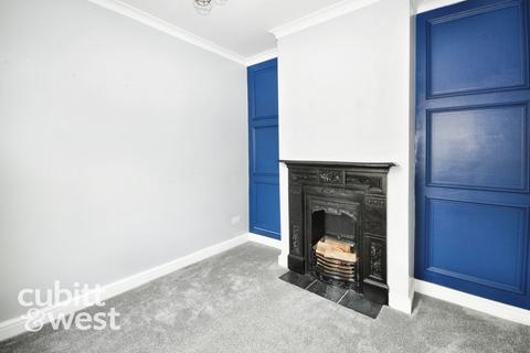 2 bedroom terraced house to rent, Croft Road Portsmouth PO2