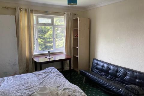 2 bedroom flat for sale, Blackberry Farm Close, Hounslow TW5