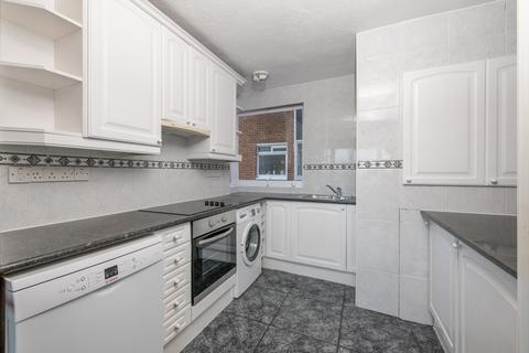 2 bedroom flat to rent, Farquhar Road, London SE19