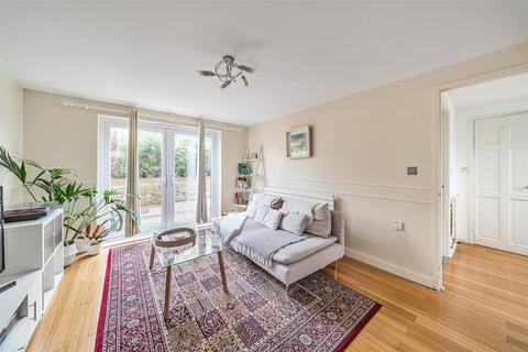 3 bedroom end of terrace house to rent, Newland Road, London N8