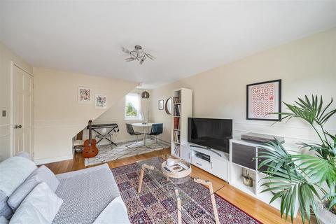 3 bedroom end of terrace house to rent, Newland Road, London N8