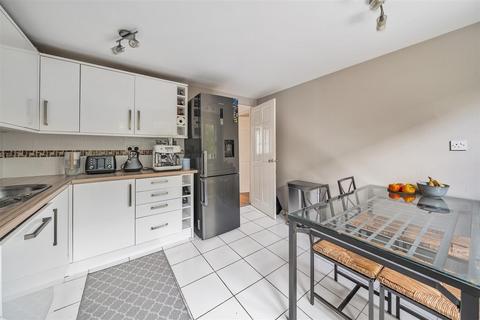 3 bedroom end of terrace house to rent, Newland Road, London N8