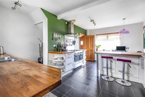 3 bedroom house for sale, Bankside Drive, Thames Ditton