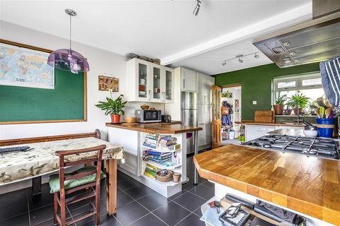 3 bedroom house for sale, Bankside Drive, Thames Ditton