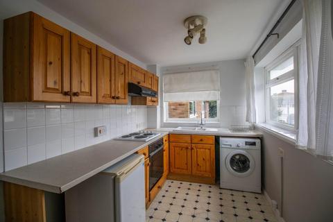 2 bedroom maisonette to rent, Rothleigh Road, Cambridge