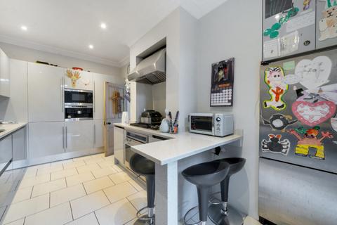 11 Winscombe Crescent, London, W5 1AZ