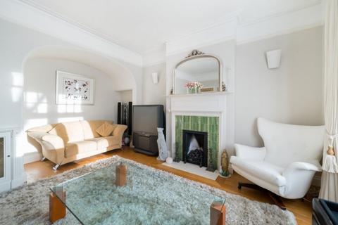 11 Winscombe Crescent, London, W5 1AZ