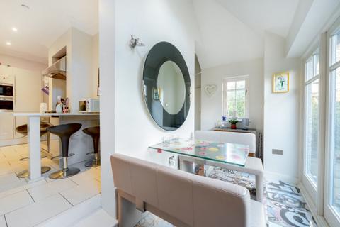 11 Winscombe Crescent, London, W5 1AZ
