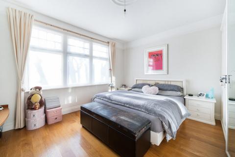 11 Winscombe Crescent, London, W5 1AZ
