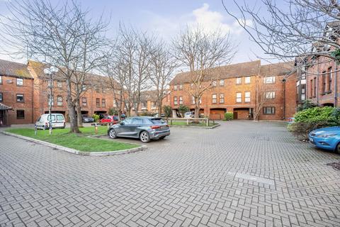 Studio for sale, Farriers Close, Epsom KT17