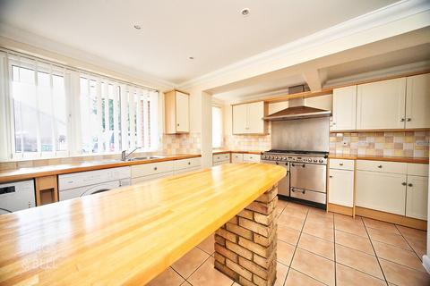 4 bedroom end of terrace house for sale, Wensleydale, Luton, Bedfordshire, LU2