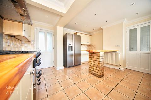 4 bedroom end of terrace house for sale, Wensleydale, Luton, Bedfordshire, LU2