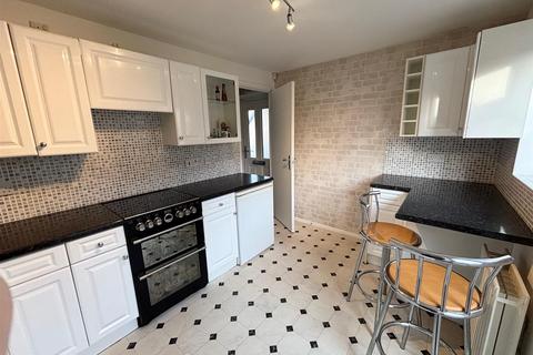 2 bedroom house to rent, Deanbrook Close, Shirley