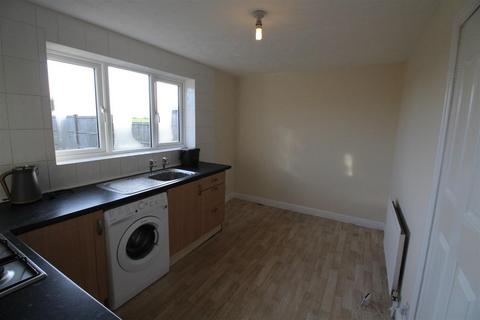 2 bedroom semi-detached house to rent, Ellis Close, Preston, Hull