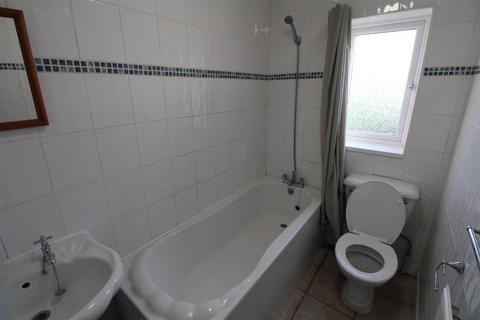 2 bedroom semi-detached house to rent, Ellis Close, Preston, Hull