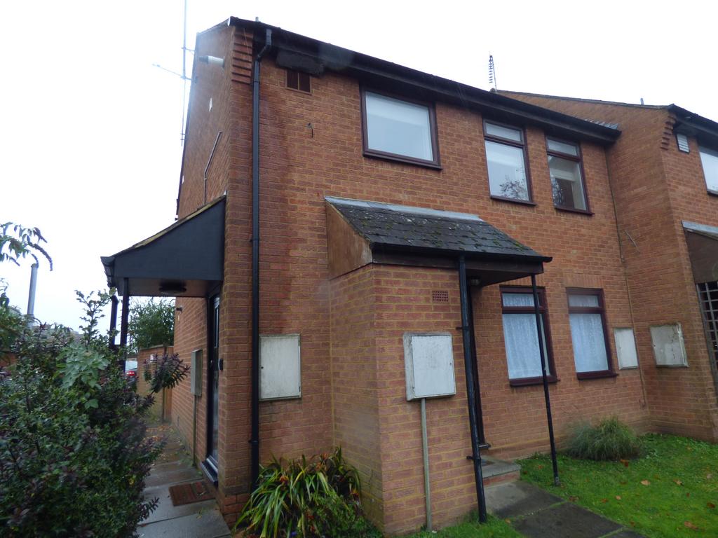 1 bedroom Maisonette for rent next to Main Statio