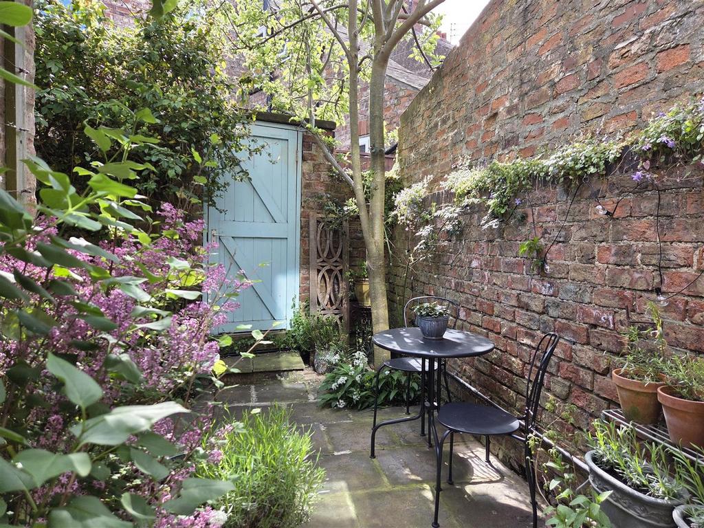 Courtyard garden