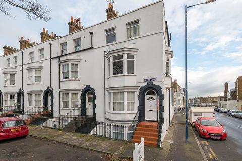 2 bedroom end of terrace house to rent, Clifton Lawn, Ramsgate, CT11