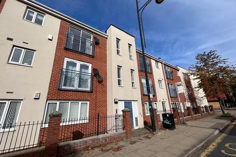 3 bedroom flat to rent, Stretford Road, Manchester M15