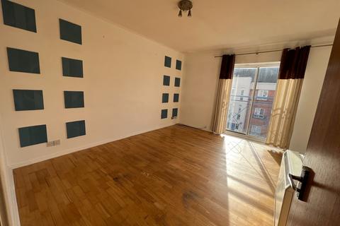 3 bedroom flat to rent, Stretford Road, Manchester M15