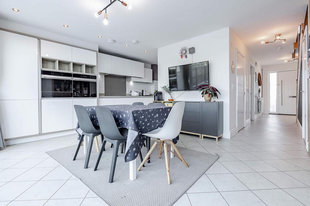 Kitchen / Dining Area