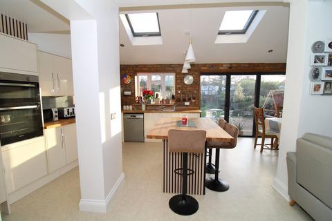 21 Boleyn Gardens, West Wickham, BR4 9NG