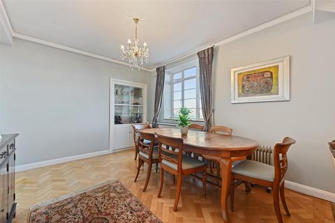 4 bedroom flat for sale, Hammersmith Road, London W6