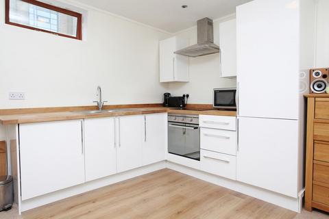 1 bedroom houseboat to rent, Plantation Wharf Quay, Battersea, SW11