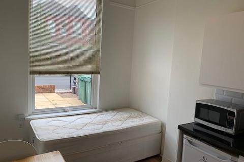 Studio to rent, Manstone Road, Kilburn NW2