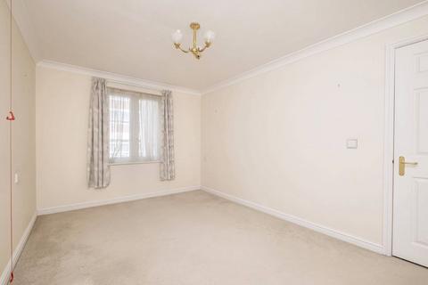 2 bedroom flat for sale, Flat 18 Kingsley Court, Windsor Way, Aldershot, Hampshire, GU11 1HZ