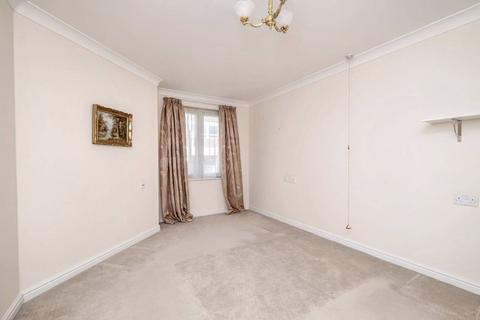 2 bedroom flat for sale, Flat 18 Kingsley Court, Windsor Way, Aldershot, Hampshire, GU11 1HZ