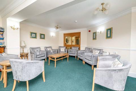 2 bedroom flat for sale, Flat 18 Kingsley Court, Windsor Way, Aldershot, Hampshire, GU11 1HZ